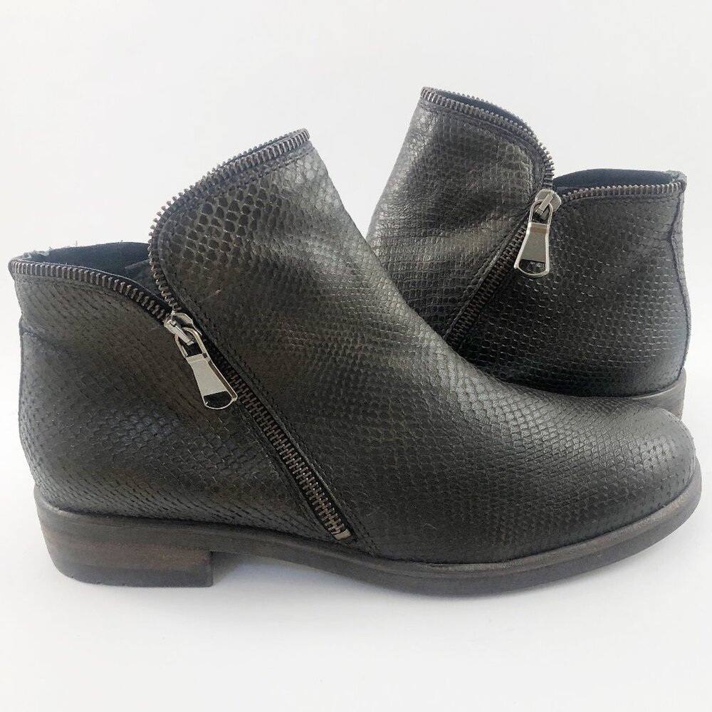NWOB TOSCA BLU Chocolate Brown Snakeskin Embossed Leather Ankle Boots 8 US/40 EU